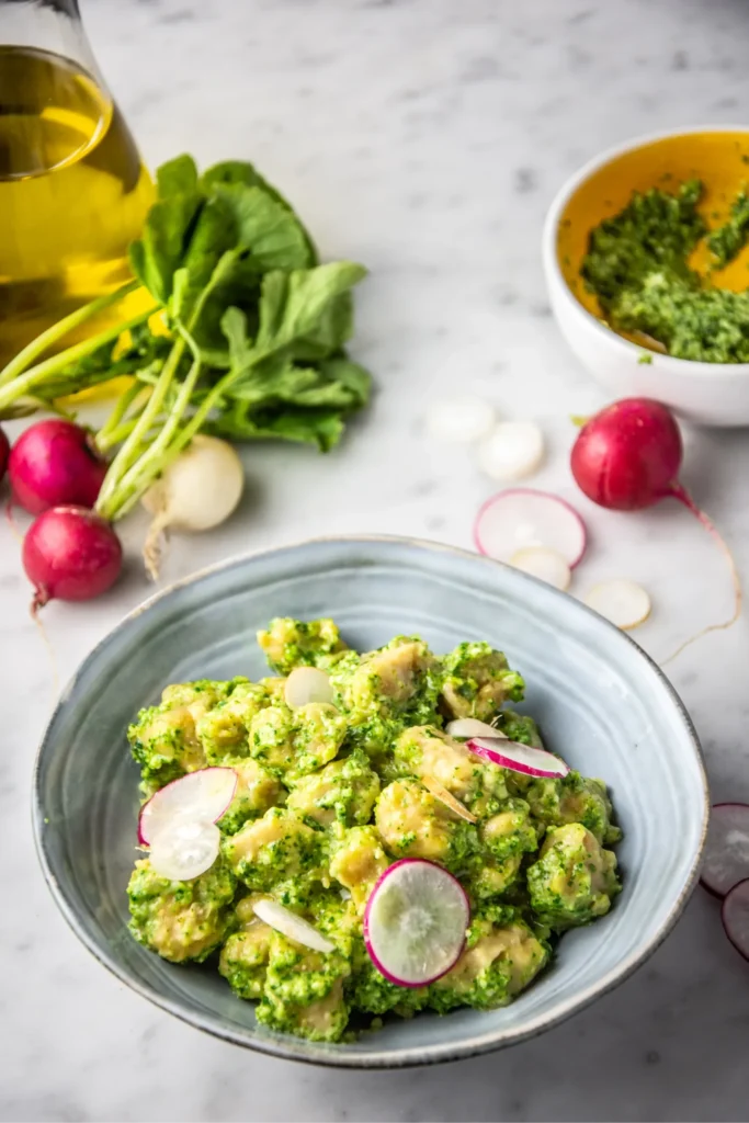 Ñoquis de garbanzos con pesto de hojas de rábano