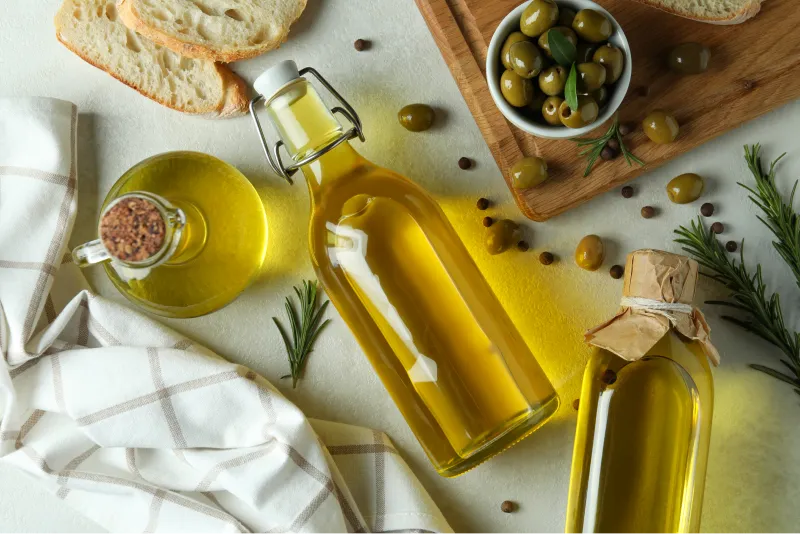 Botellas de aceite de oliva sobre una mesa