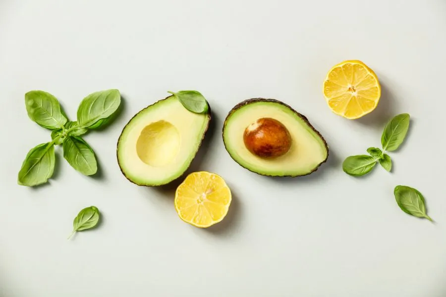 imagen de Aguacate con limón y albahaca