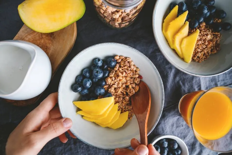 imagen de un tazón con cereal, arándanos y mango
