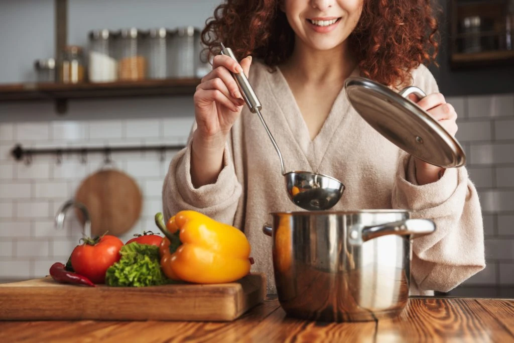 Mujer preparando un plato permitido por su dieta