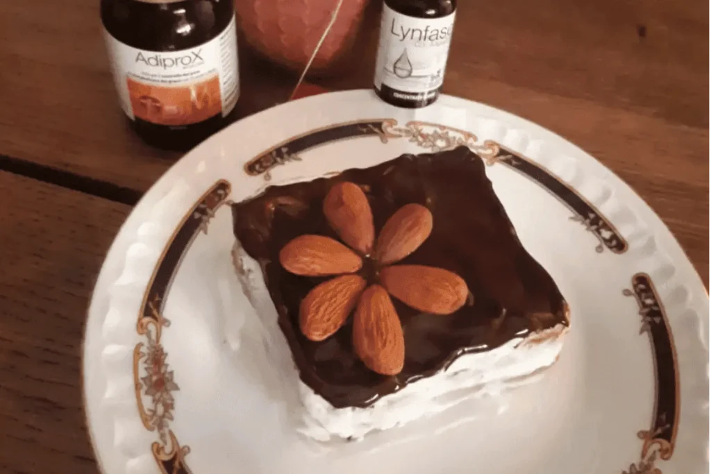 fetta de tiramisú light decorada con almendras