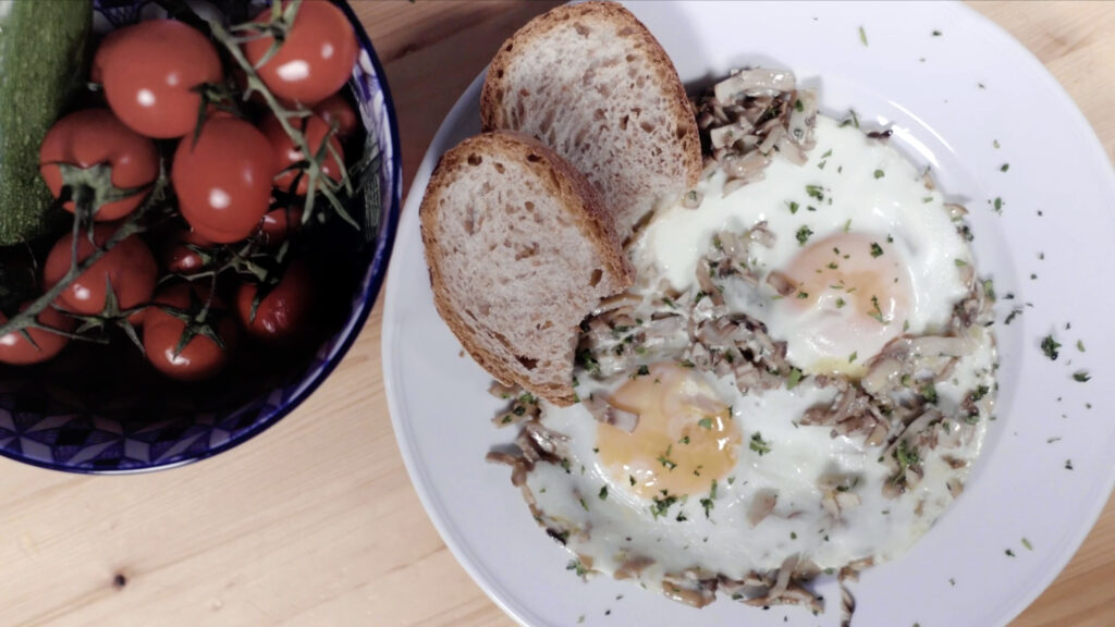 Plato de huevos con setas