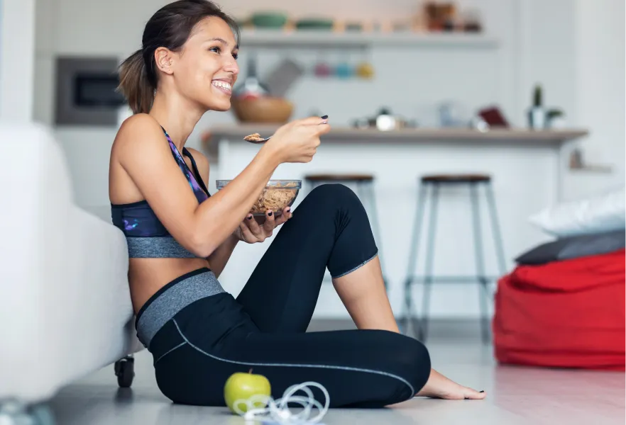 mujer come después de hacer deporte