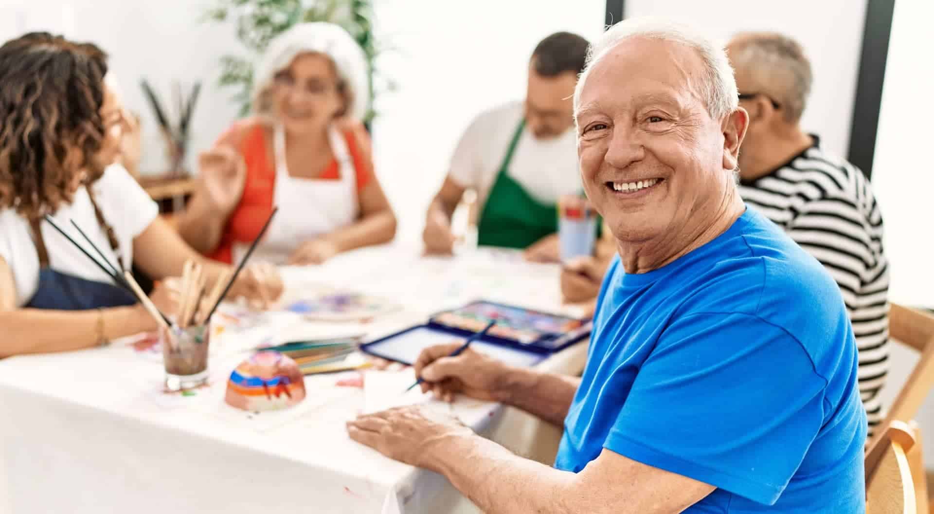 anciano pintando en un grupo