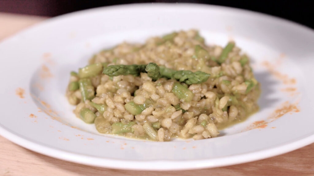 Plato de cebada con asparagos y curcuma