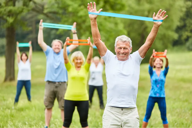 Un grupo de personas mayores que practican deporte al aire libre