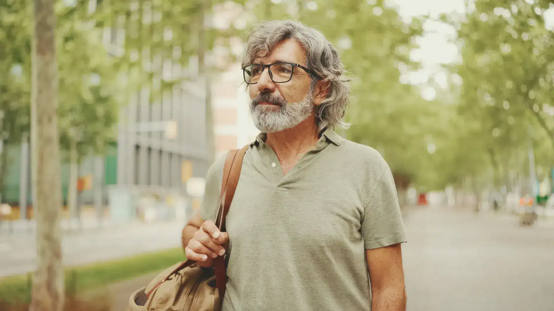 Foto de un hombre de mediana edad dando un paseo