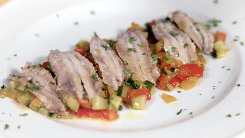 Anchoas en papillote con verduras