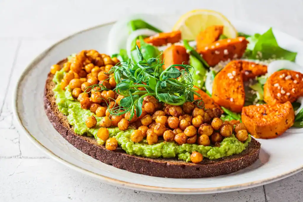 Receta de conos con alimentos de origen vegetal en el plato