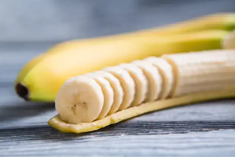 Plátano en rodajas sobre mesa de madera