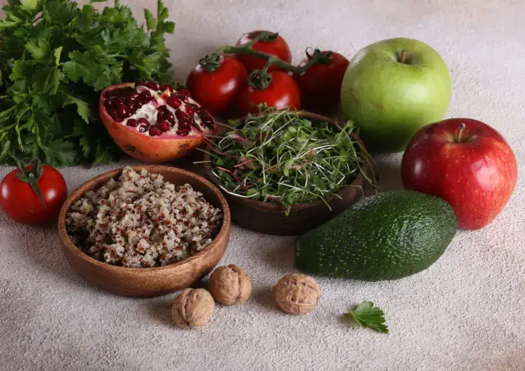 Quinoa, brotes, aguacate, manzanas, tomates, granada y nueces, alimentos con fibra soluble e insoluble.